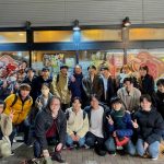 忘年会の会場(中林間駅近傍)前で集合写真