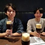 懇親会でグラスを交わす名古屋大学 黒澤先生とB4 池田君