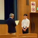 M1 湧上君、授賞式にて。