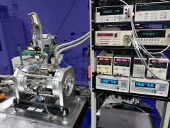 低温ホール効果・熱電測定装置